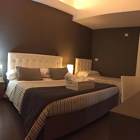 Ottomood Ala Ovest Centro Bed & Breakfast 3*