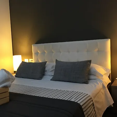 Ottomood Ala Ovest Centro Bed & Breakfast 3*